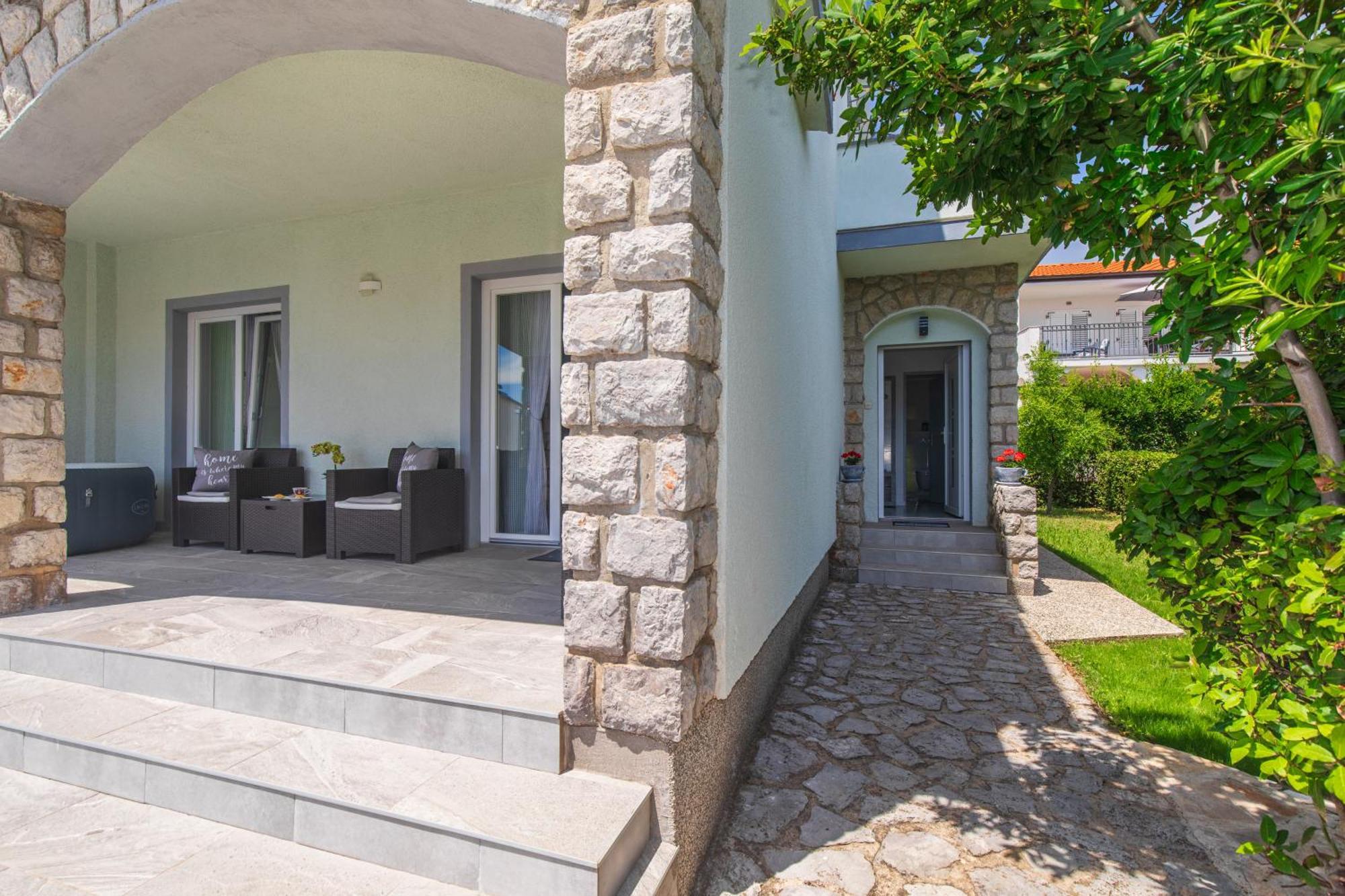 Apartment Tara With Seaview Кърк Екстериор снимка