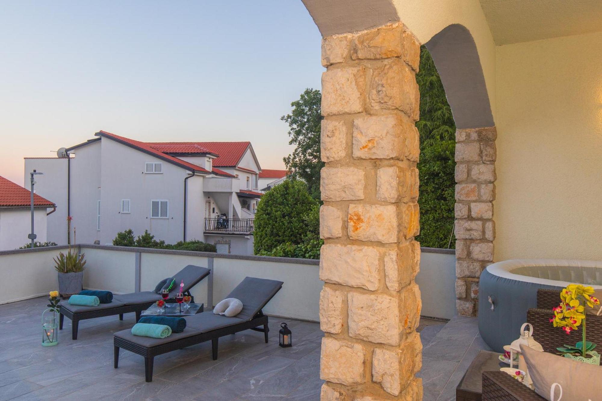 Apartment Tara With Seaview Кърк Екстериор снимка