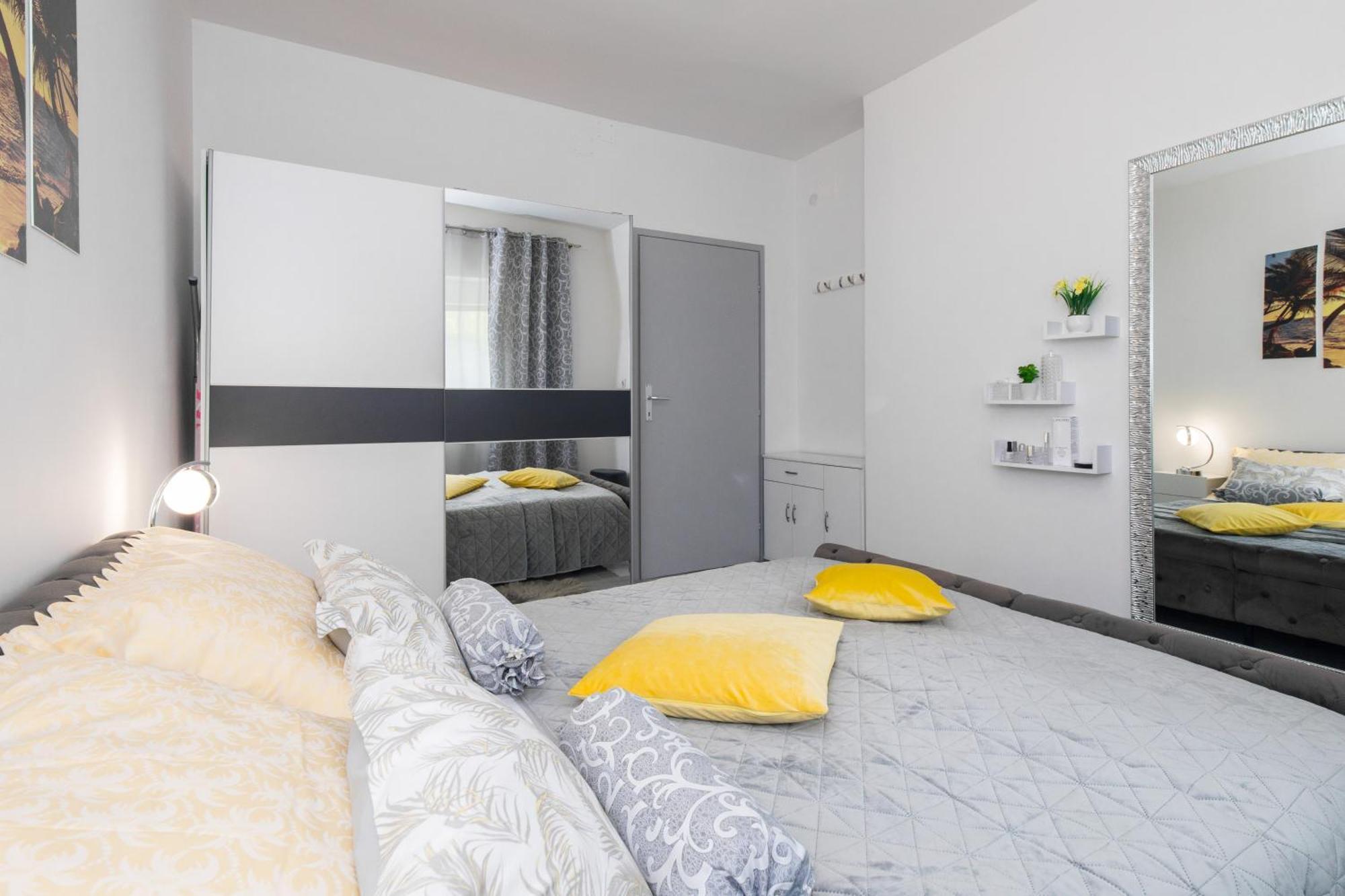 Apartment Tara With Seaview Кърк Екстериор снимка