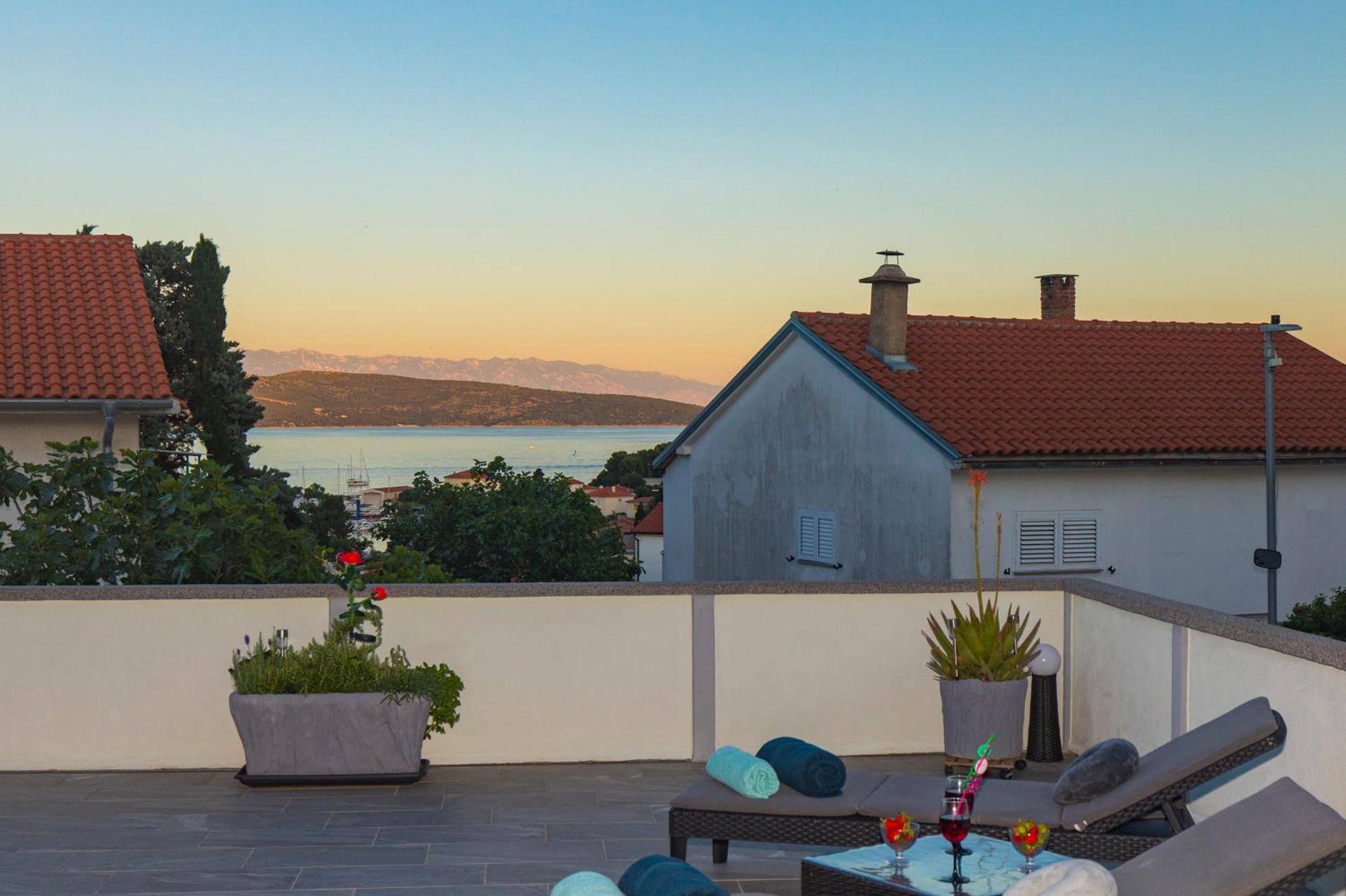 Apartment Tara With Seaview Кърк Екстериор снимка