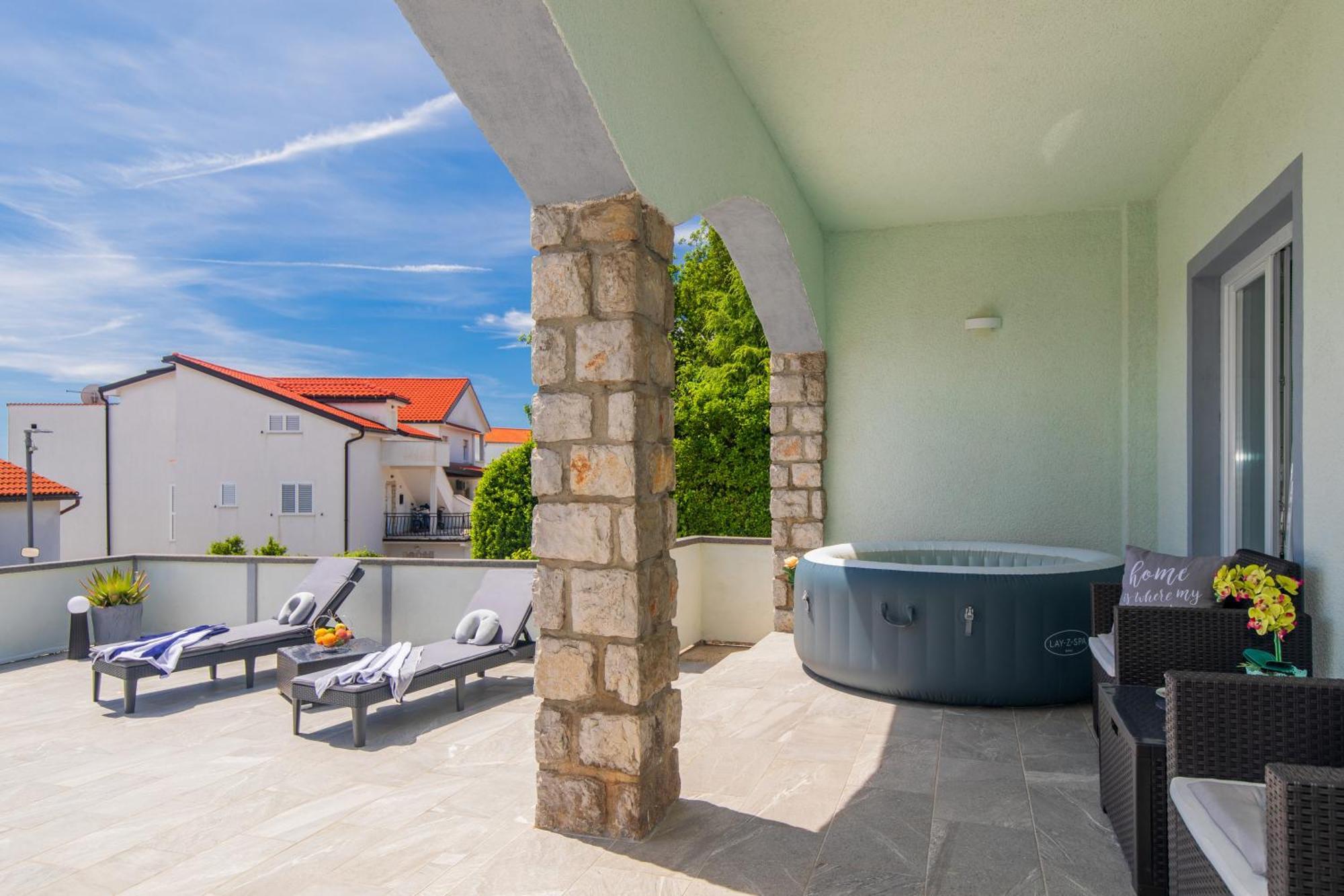 Apartment Tara With Seaview Кърк Екстериор снимка